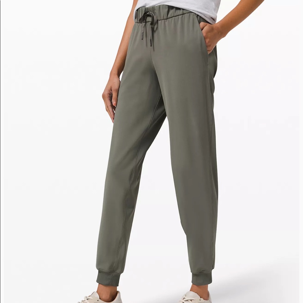 Lululemon On the Fly Joggers in Navy